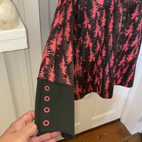 Under Armour Pink & Brown Real Tree Camouflage / Camo V Neck Pull On Top / Shirt - Picture 4 of 9